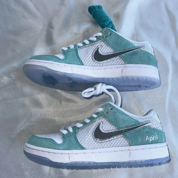 Nike SB Dunk low pro “april” size 12 childrens NIB - Picture 6 of 10